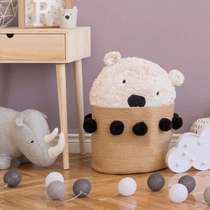 Kinderzimmer mit lila Tapete, Bär-Aufbewahrungskorb, Spielzeug-Nashorn und Lichterkette.