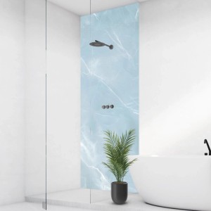Walllux Duschrückwand Marmoris Aqua in Hellblau mit weißer Marmorierung im modernen Bad. Alu-Verbund, kratzfest.