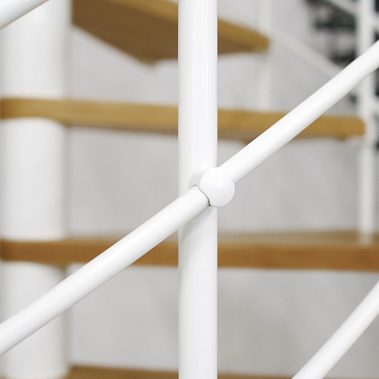 Detailaufnahme: Weiße Dolle Spindeltreppe Oslo mit Buchenholzstufen.