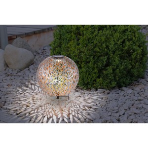 Globo LED-Solarleuchte mit Ornamentkugel und Erdspieß im Garten. Silbergrau, goldfarben und schwarz.
