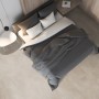 Bettzimmer mit Classen Designboden HydroClick Fliese WR Betongrau als Bodenbelag.