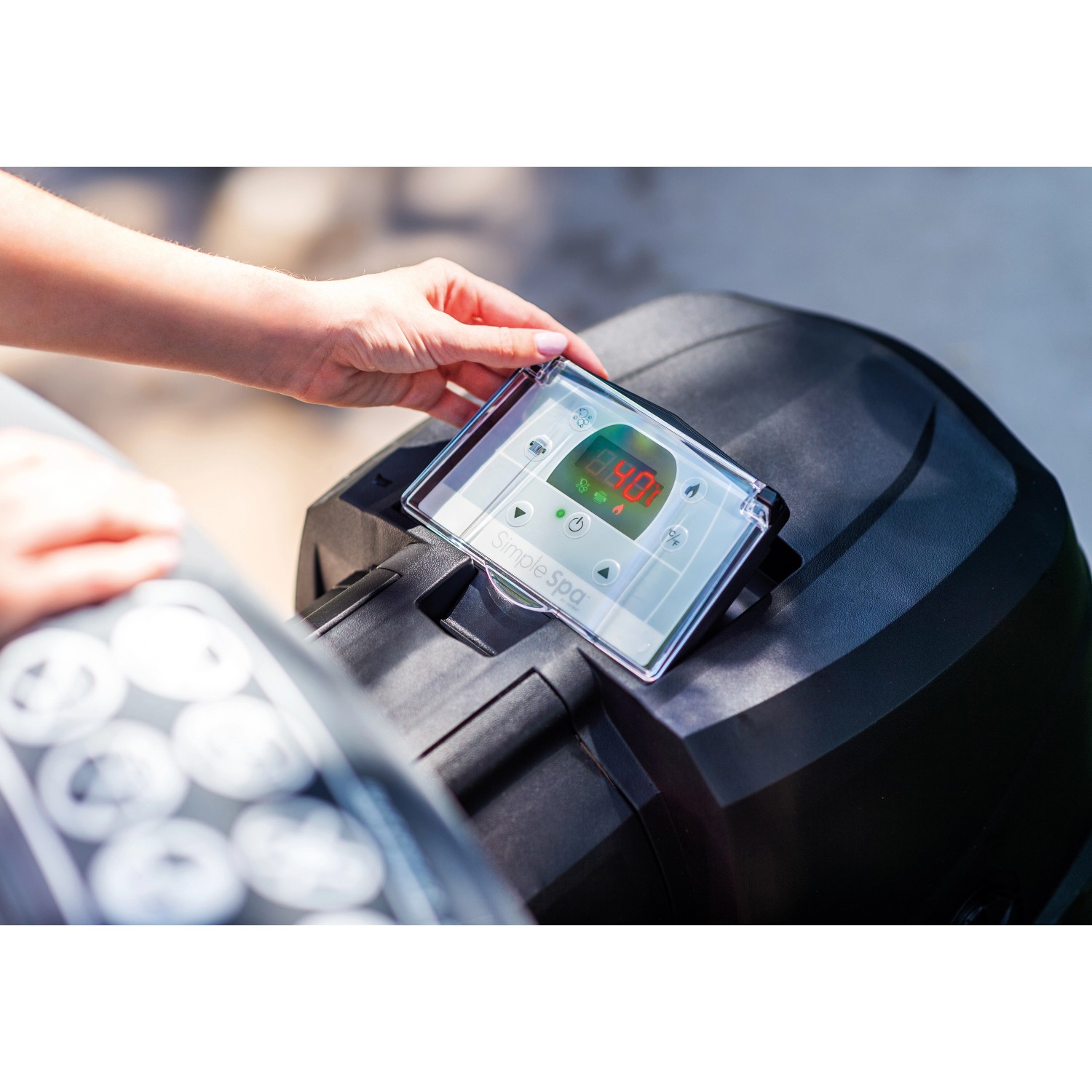 Detailaufnahme des Bedienfelds vom Intex SimpleSpa Whirlpool zur Temperaturregelung.