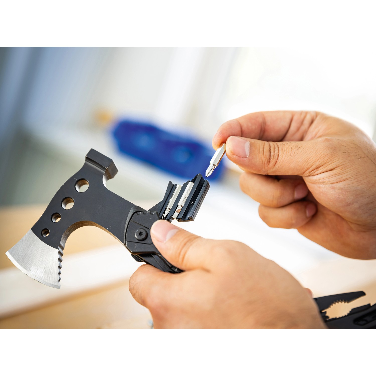 LUX Multi-Tool Axt Zange im Einsatz: Axt mit Zange und Schraubendreher-Bits.