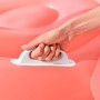 Detailaufnahme: Hand hält Griff des Bestway Flamingo Schwimmtiers. Robust und sicher für Badespaß.