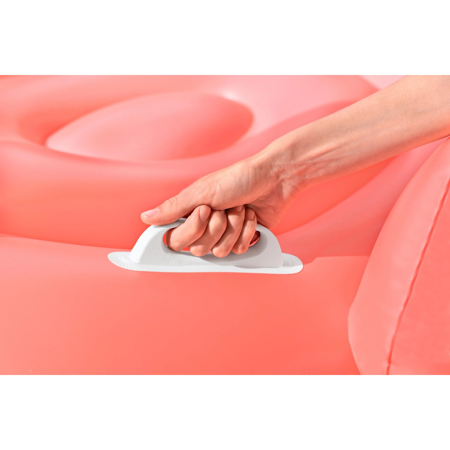 Detailaufnahme: Hand hält Griff des Bestway Flamingo Schwimmtiers. Robust und sicher für Badespaß.