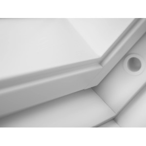 Detailansicht Velux Schwingfenster GGL MK06, weiß lackiert, Teil eines Dachfensters.