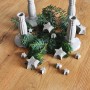 Dekorative Beton-Elemente: Kerzenständer und Sterne aus Ultrament Bastel Beton, hellgrau, mit Tannenzweigen.