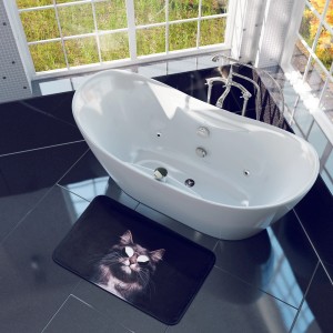 SANILO Badteppich Cool Cat, 70x110 cm, vor Badewanne auf dunklen Fliesen.