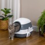 Graue Katze verlässt eine weiße PawHut Katzentoilette mit Deckel und Streuschaufel.