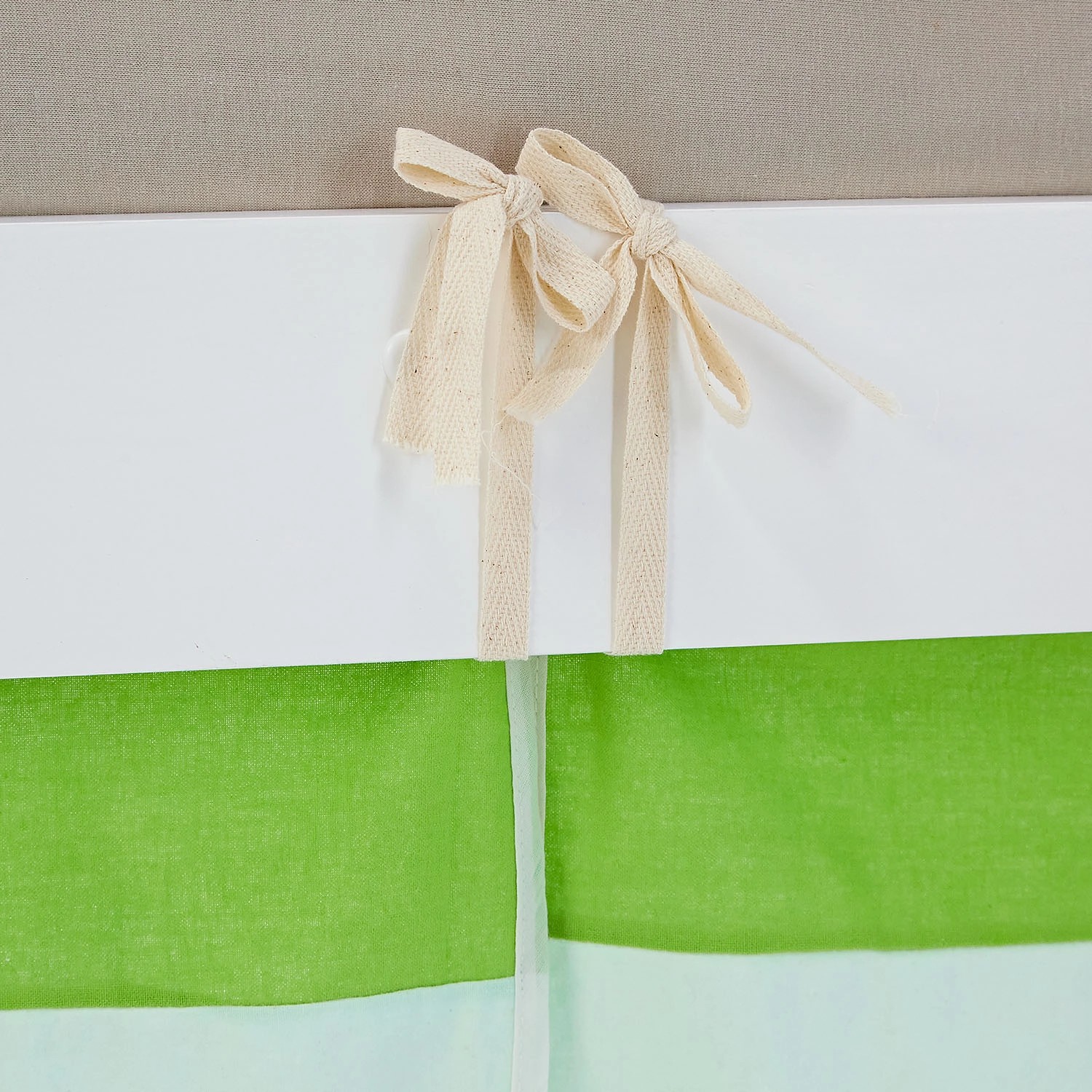 Detailansicht: Grüner Vorhang mit Schleifen am Homestyle4u Kinder Hochbett 90x200.