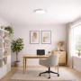Runde, flache Brilliant LED Deckenleuchte Jade Silber an weißer Decke, leuchtet ein modernes Homeoffice hell aus.