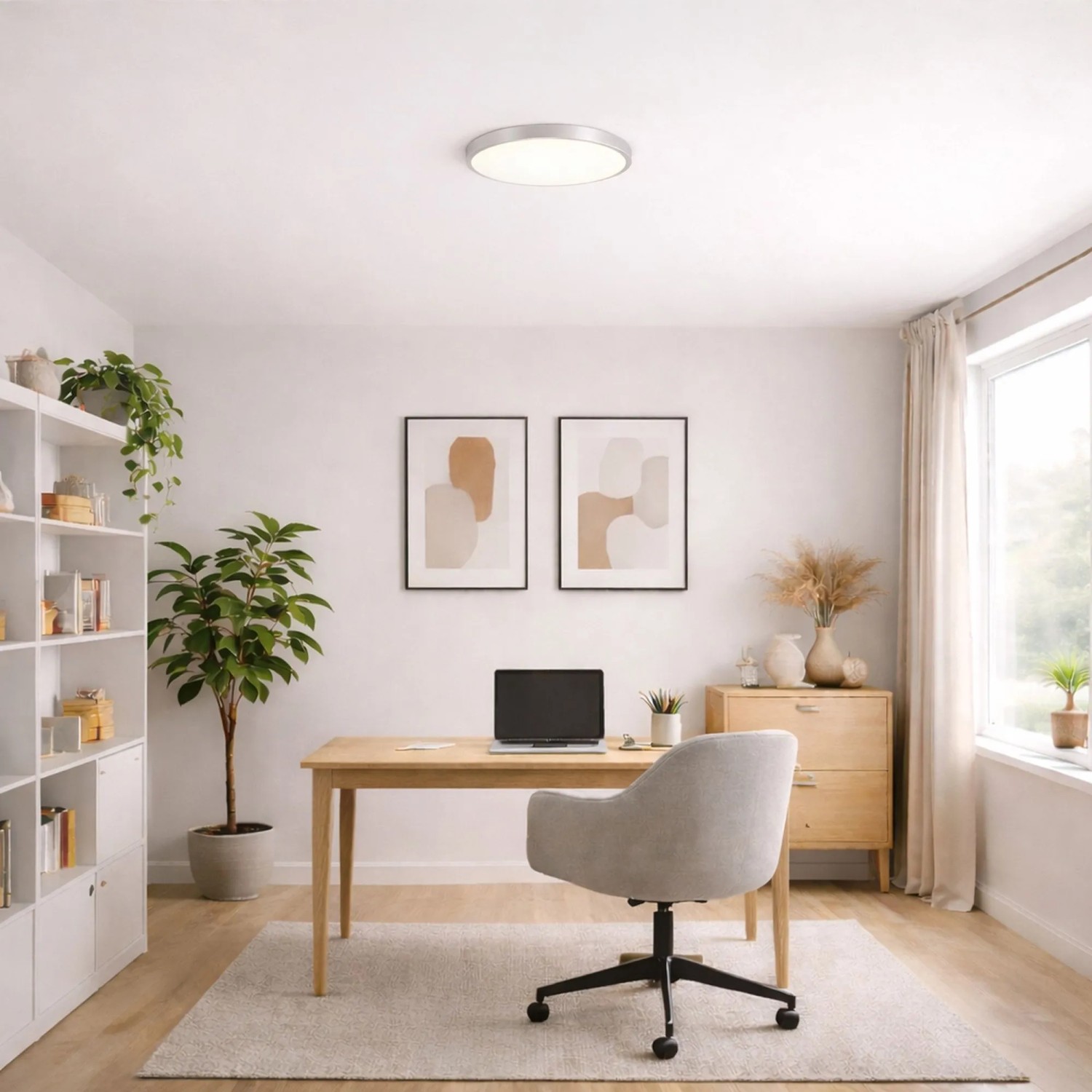 Runde, flache Brilliant LED Deckenleuchte Jade Silber an weißer Decke, leuchtet ein modernes Homeoffice hell aus.