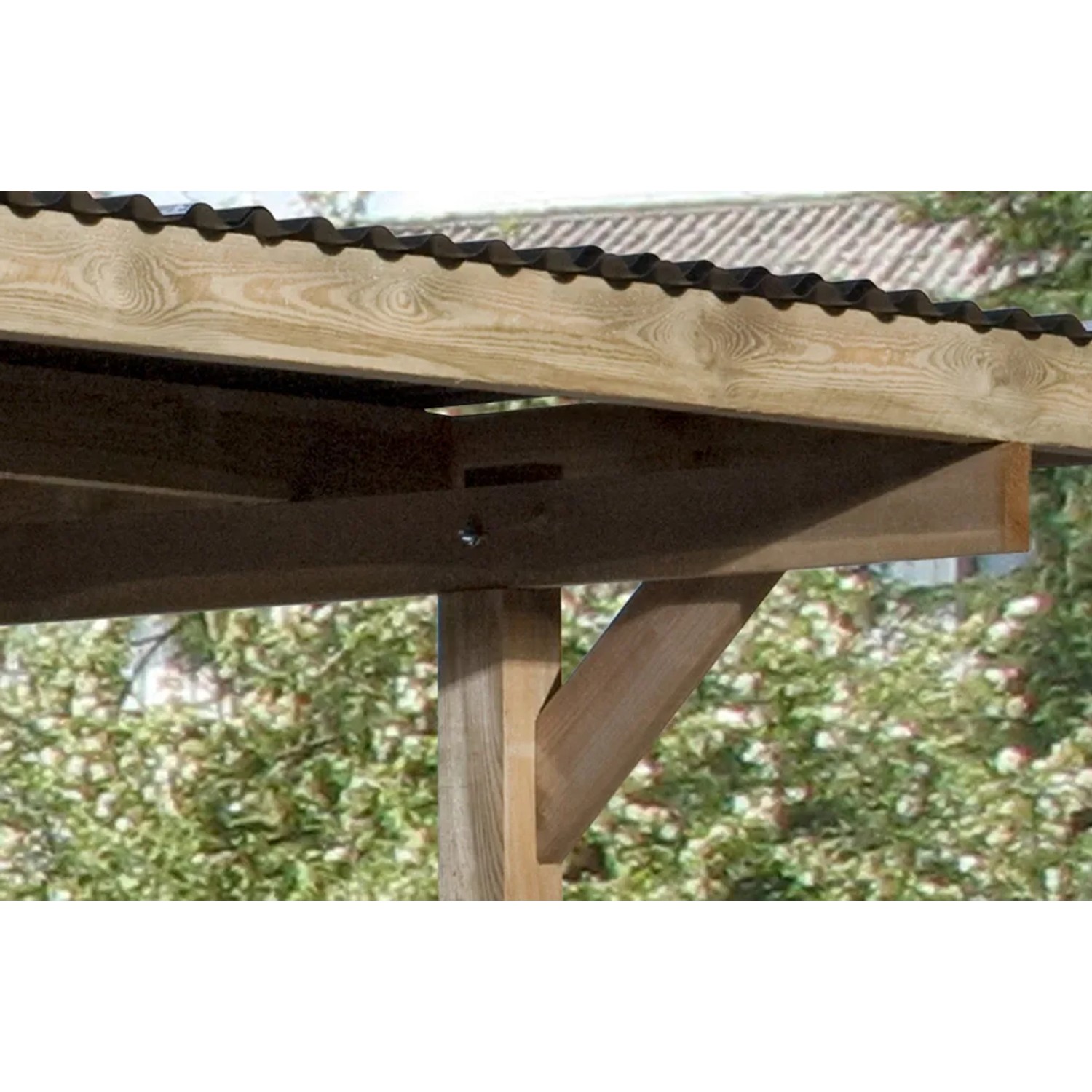 Detailansicht Weka Einzelcarport: Holzkonstruktion mit stabilen Pfosten und Dach.