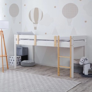 Weißes Homestyle4u Hochbett 90x200 aus Kiefernholz mit Leiter und Lattenrost im Kinderzimmer. Ideal für Abenteuerbetten.
