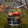 Petromax Atago Grill-Set SK40, 2-teilig, mit Grillgut und Grillzange im Einsatz.