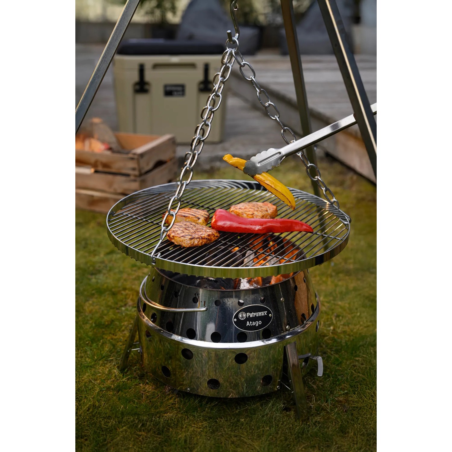Petromax Atago Grill-Set SK40, 2-teilig, mit Grillgut und Grillzange im Einsatz.