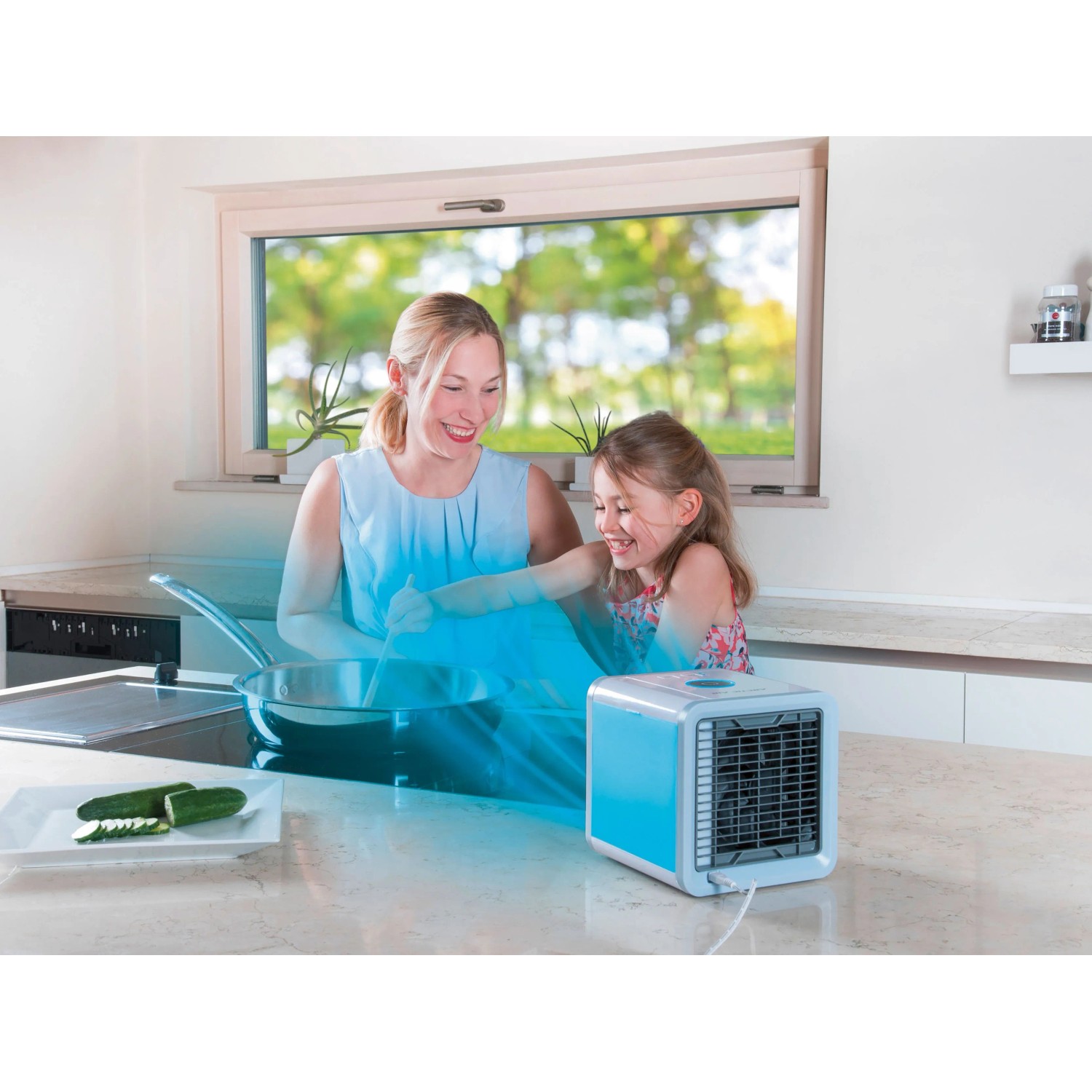 Livington ArcticAir Klimagerät in Anwendung mit Mutter und Tochter in der Küche.