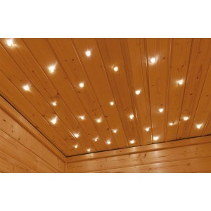 Karibu Sternenhimmel mit 40 Fasern in Sauna mit Holzdecke und kleinen Lichtpunkten.