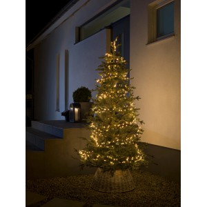Außen-Lichterkette: Konstsmide Micro LED mit 2000 bernsteinfarbenen Dioden an einem Weihnachtsbaum.
