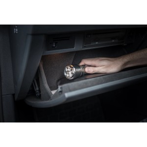 Energizer LED-Taschenlampe Vision HD Rechargeable im Handschuhfach eines Autos.