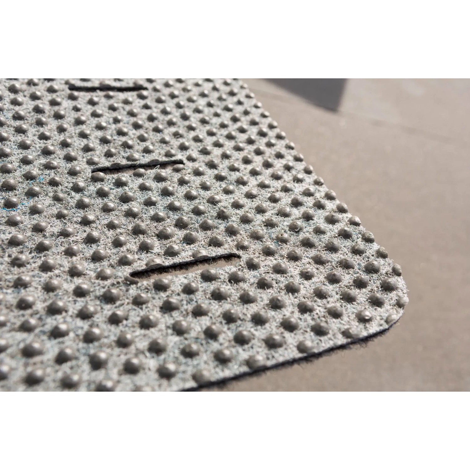 Anthrazitfarbene Astra Türmatte Perfo Rips, 40x60 cm, mit Rillenstruktur.