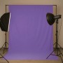 Walimex Stoffhintergrund blaulila 2,85x6m im Fotostudio mit Beleuchtung. Nahtloser Baumwoll Foto Hintergrund für professionelle Aufnahmen.