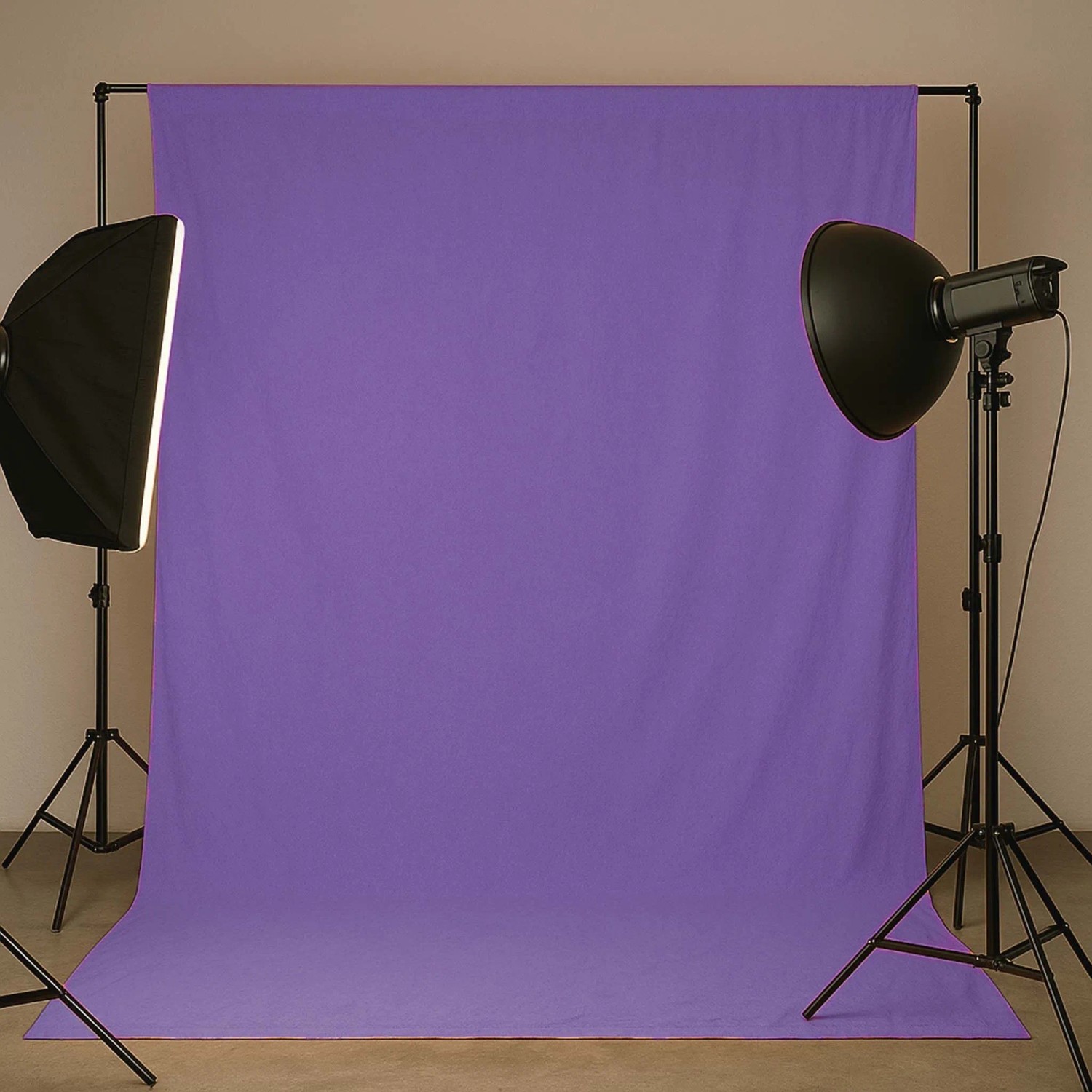 Walimex Stoffhintergrund blaulila 2,85x6m im Fotostudio mit Beleuchtung. Nahtloser Baumwoll Foto Hintergrund für professionelle Aufnahmen.