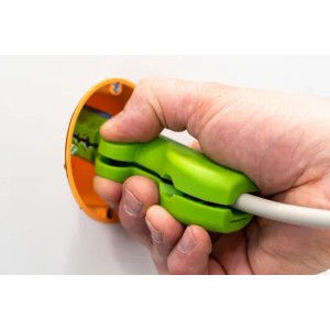 WEICON Quadro-Entmanteler No.16 in Grün beim Abisolieren eines Kabels in einer Verteilerdose.