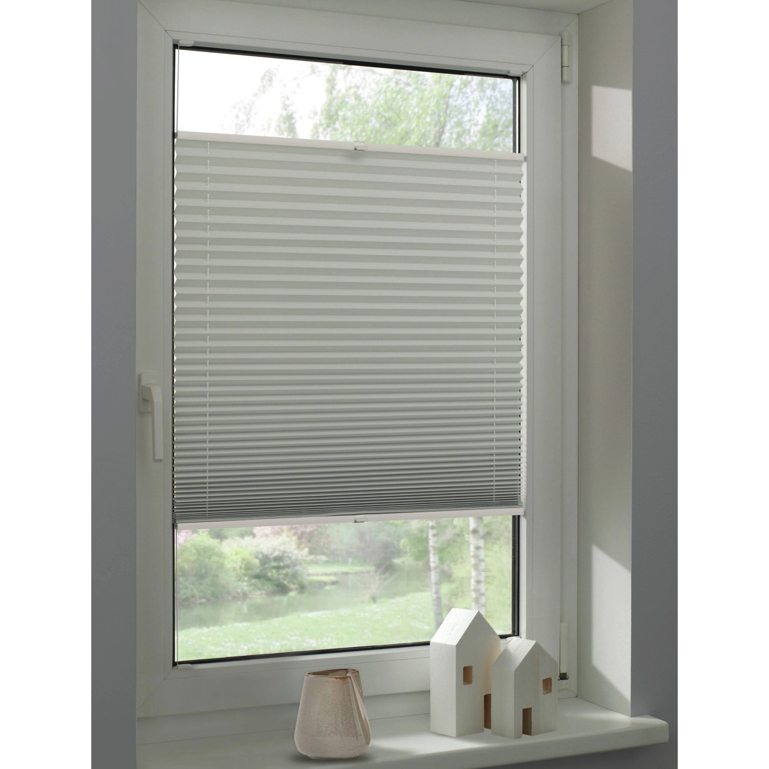 Weißes Schöner Wohnen Thermo-Plissee Ella, 120x130 cm, am Fenster mit Deko.