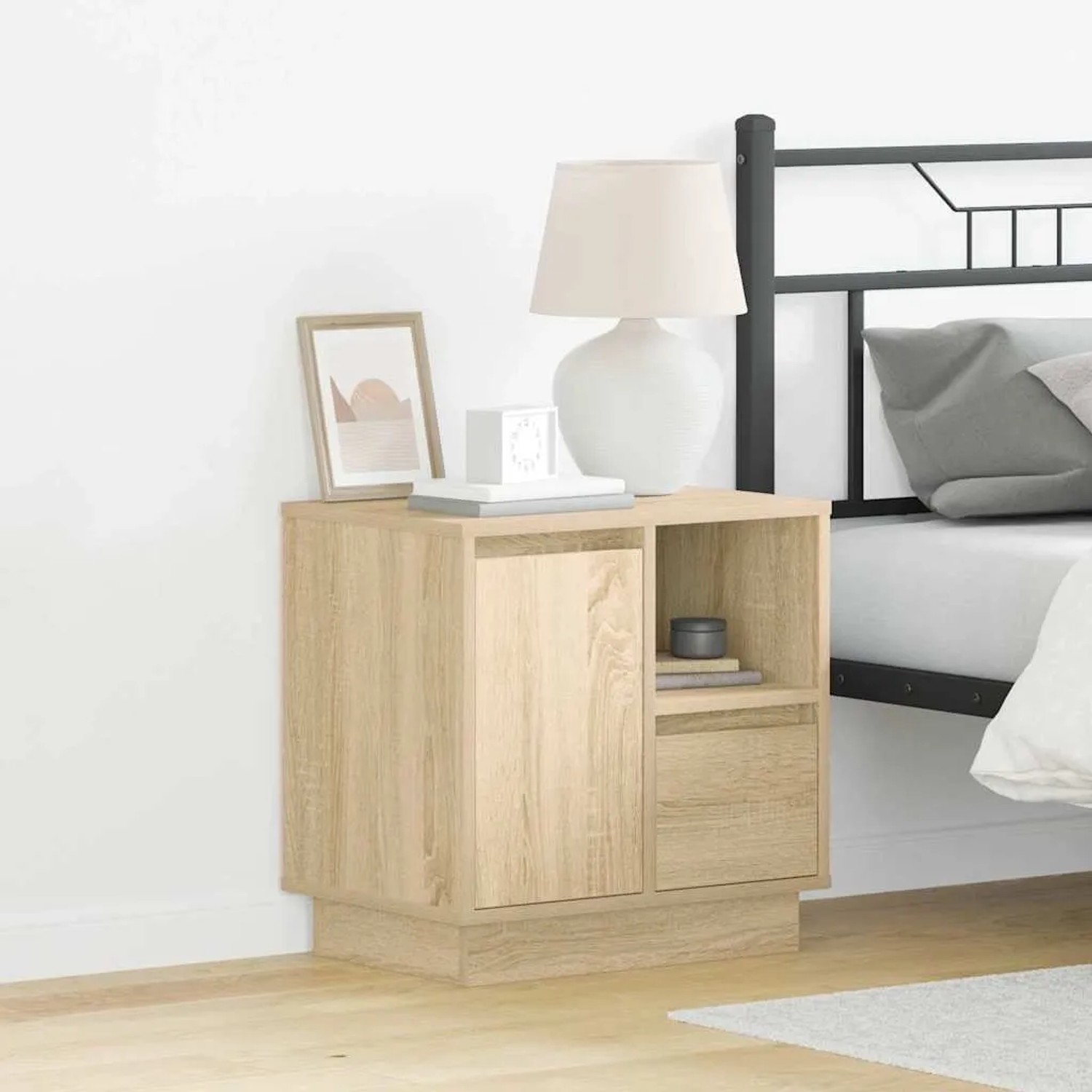 Moderner Nachttisch Sonoma Eiche aus Holzwerkstoff. Mit Tür, Schublade und offenem Fach für das Schlafzimmer.