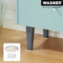Graue Wagner Möbelbeine Wood V1 aus Kieferholz unter einem hellblauen Möbelstück.