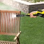 Kärcher K 4 Power Control Hochdruckreiniger im Einsatz zur Reinigung eines Holzstuhls.