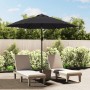Schwarzer furnicato Sonnenschirm (300 cm) mit Metallmast im Garten.