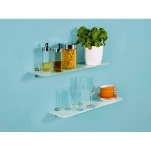 Zwei OBI Glasböden Villar mit gerundeten Ecken, transparent, an einer blauen Wand mit Deko.