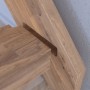 Detailaufnahme einer Mykonos Pro Eichentreppe mit Setzstufe und Holz-Edelstahl-Geländer in Weiß.