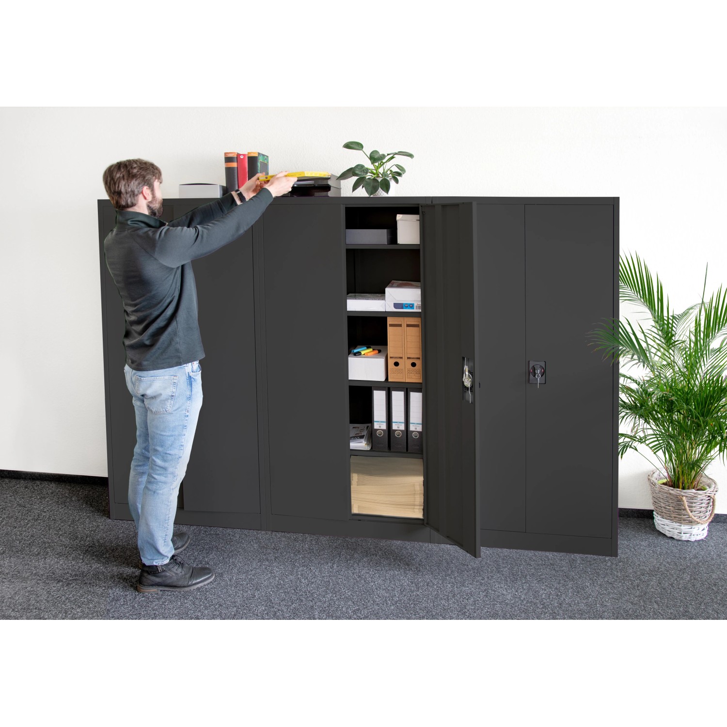 Rikta Metallschrank, 168x80x40 cm, anthrazit, mit geöffneter Tür und Ordnern.
