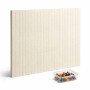 Beige selbstklebende Filzpinnwand aus Akustikfilz, modular aufgebaut, mit bunten Pinnnadeln. Ideal für Büro.