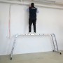 PROREGAL Mehrzweckleiter MULTISTEP als Arbeitsgerüst mit Person auf Plattform, Aluminium, 4x4 Sprossen.