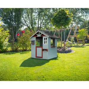 Grau-rot-weißes Spielhaus aus FSC-Tanne mit Briefkasten und Fenster im Garten.