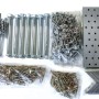 Montagematerial für Karibu Doppelcarport Eco: Schrauben, Bolzen, Winkel und Platten.