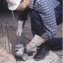 Mann mit LUX Arbeitshandschuhen Comfort Lang Gr. 10 beim Schleifen.