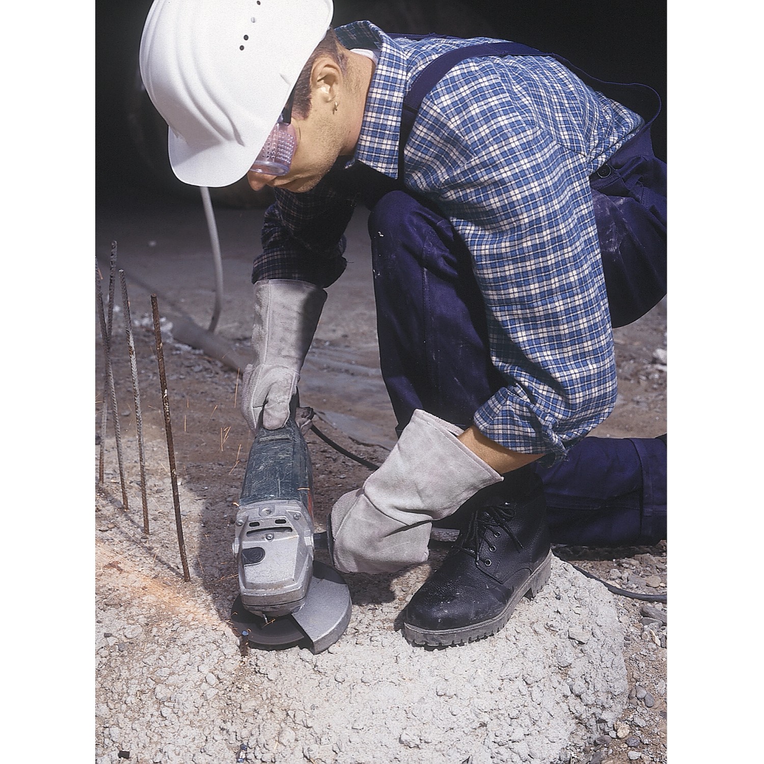 Mann mit LUX Arbeitshandschuhen Comfort Lang Gr. 10 beim Schleifen.