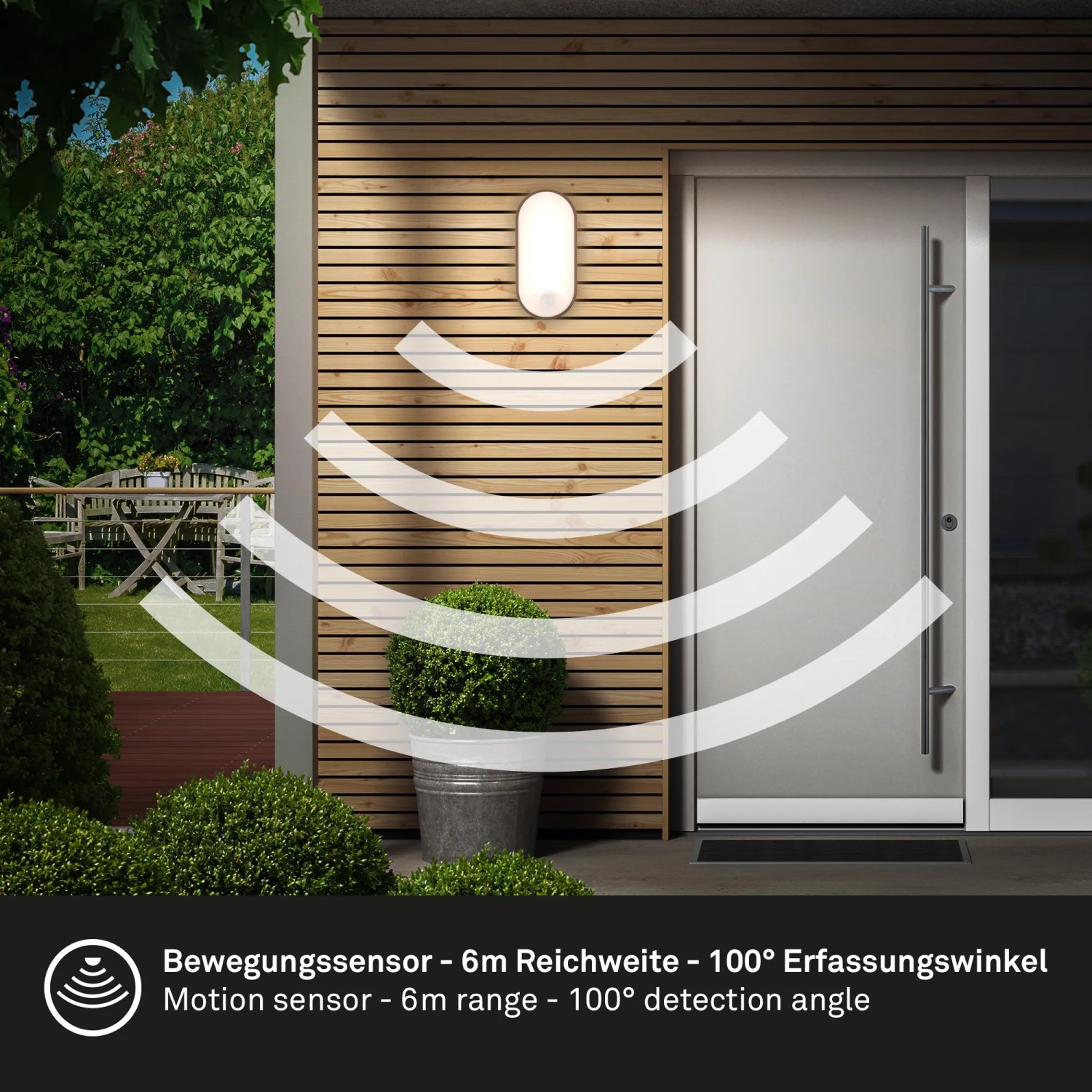 Schwarze Briloner LED Wandleuchte mit Bewegungsmelder an Hauswand. Außenleuchte, IP65.
