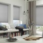 Gardinia EasyFix Rollo Uni, 45x150 cm, hellgrau strukturiert, im Wohnraum mit Fenster.