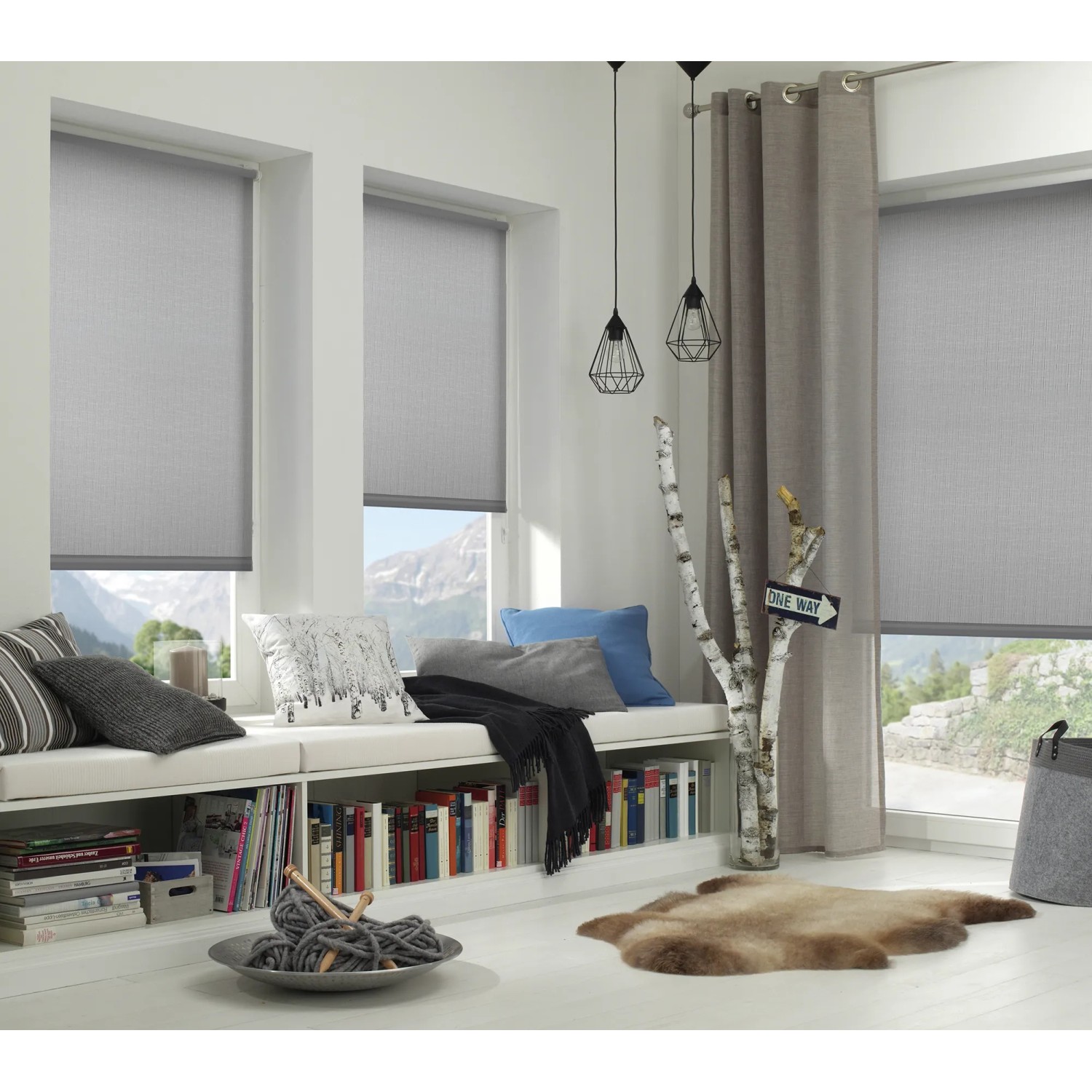 Gardinia EasyFix Rollo Uni, 45x150 cm, hellgrau strukturiert, im Wohnraum mit Fenster.