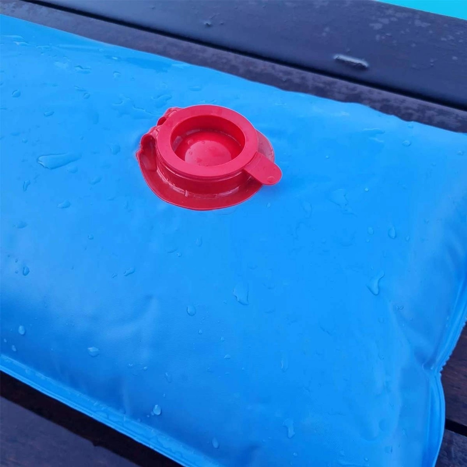 Blauer Wassersack 244cm mit rotem Ventil zur Pool Winterabdeckung.