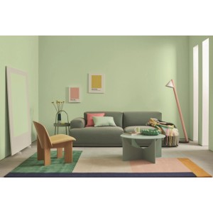Modernes Wohnzimmer mit Wänden in Alpina Pantone Ambrosia Pastellgrün. Matte Innenfarbe für frische, helle Räume.