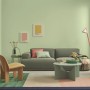 Modernes Wohnzimmer mit Wänden in Alpina Pantone Ambrosia Pastellgrün. Matte Innenfarbe für frische, helle Räume.