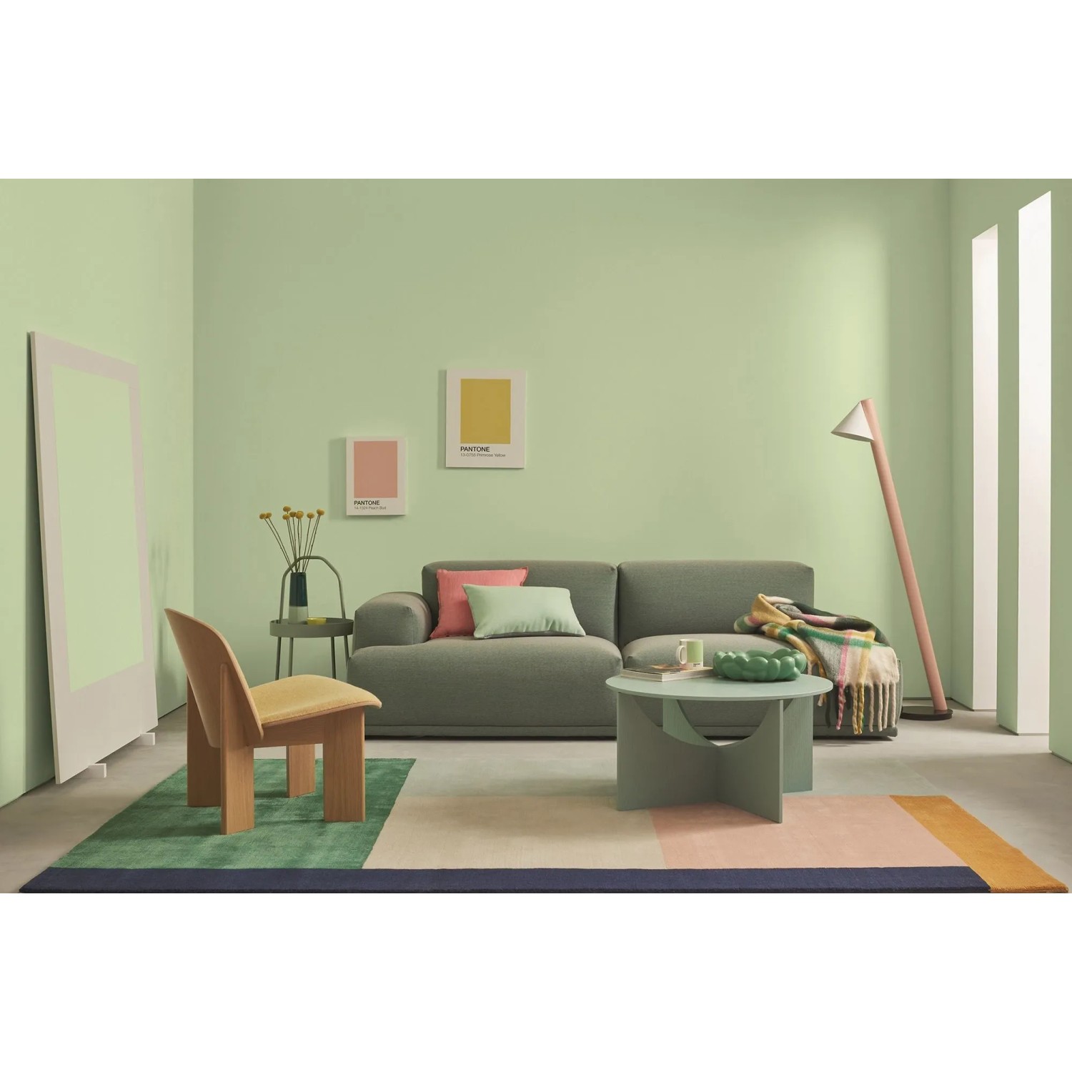 Modernes Wohnzimmer mit Wänden in Alpina Pantone Ambrosia Pastellgrün. Matte Innenfarbe für frische, helle Räume.