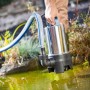 Tauchpumpe 1100W im Einsatz: Schmutzwasserpumpe zum Abpumpen von Wasser aus einem Teich.